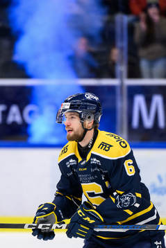 Södertäljes Olli Vainio jublar