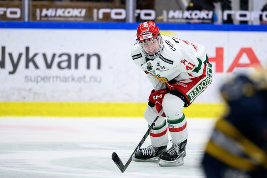 Moras Joseph Berger lämnar planen