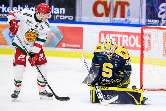 Moras Filip Björkman och Södertäljes målvakt Tomas Sholl