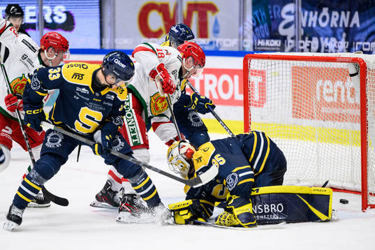 Moras Henrik Eriksson och Södertäljes målvakt Tomas Sholl
