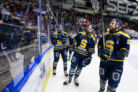 Södertäljes Dominic Turgeon jublar