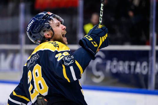 Södertäljes Emil Alba jublar