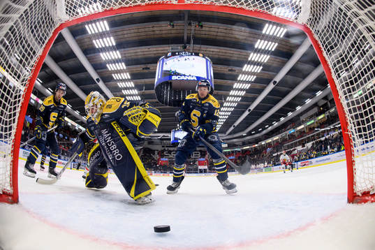 Södertäljes målvakt Tomas Sholl slöpper in 4-2