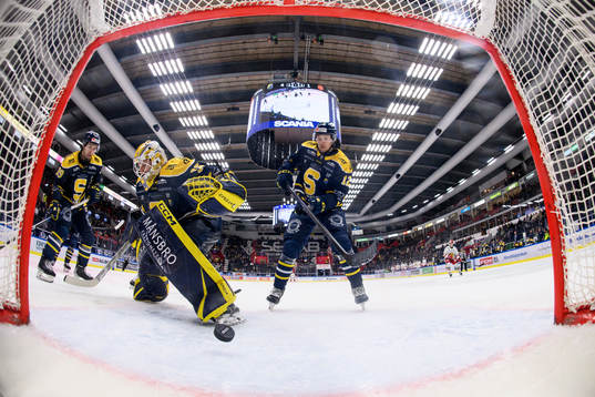 Södertäljes målvakt Tomas Sholl och Viktor Liljegren i