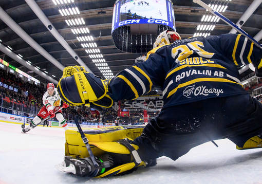 Moras Roope Laavainen och Södertäljes målvakt Tomas Sholl