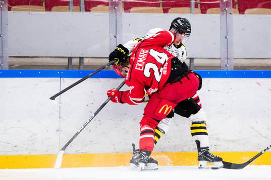 AIKs Oskar Magnusson och Almtunas Elliot Ekmark