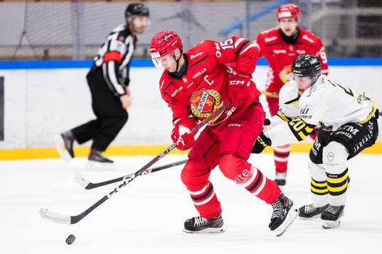 Almtunas Marcus Karlström och AIKs Rasmus Rudslätt