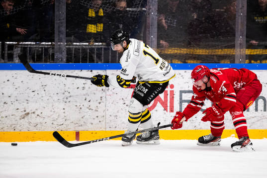 AIKs Kristoff Kontos och Almtunas Alexander Ljungkrantz