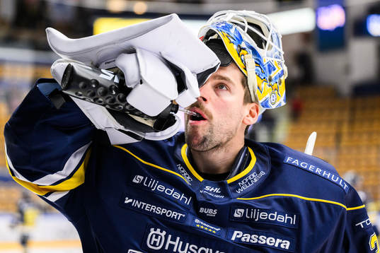 HV71s målvakt Joni Ortio  underuppvärmningen