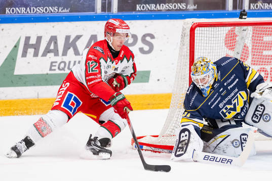 Frölundas Max Friberg och HV71s målvakt Joni Ortio