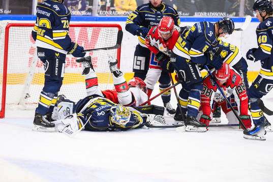 Stökigt framför HV71s målvakt Joni Ortio