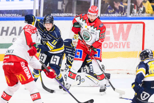 HV71s Kalle Maalahti  täcker skott från Frölundas spelare
