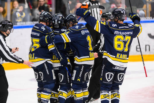 HV71s Åke Stakkestad  jublar