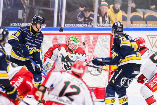 HV71s Nicholas Shore  gör mål på Frölundas målvakt