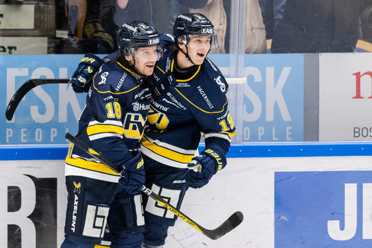 HV71s Henrik Borgström och Kalle Maalahti jublar