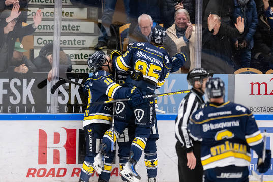 HV71s Henrik Borgström och Kalle Maalahti jublar