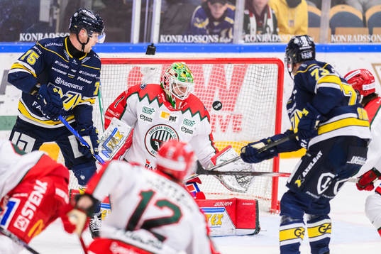 HV71s Nicholas Shore  gör mål på Frölundas målvakt