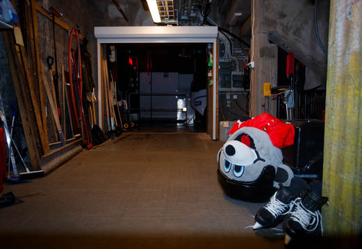 Örebros maskot i en korridor
