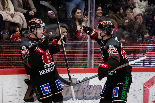 Örebros Jonathan Lekkerimäki och Robert Leino jublar