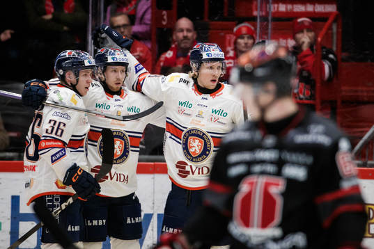 Växjös Marcus Sylvegård jublar