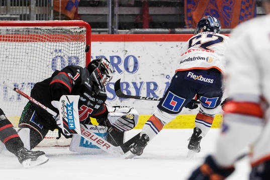 Växjös Manuel Ågren gör 2-4 bakom Örebros Jhonas Enroth