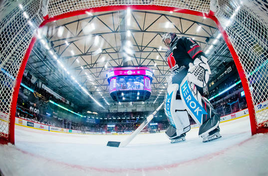 Örebros målvakt Jhonas Enroth deppar vid 2-3