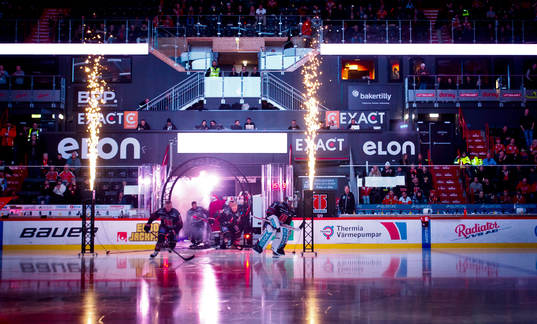 Örebros målvakt Jhonas Enroth och Gustav Backström vid