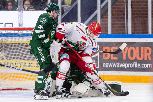 Färjestads Jonathan Andersson och MoDos Sampo Ranta