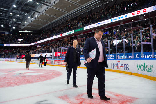 MoDos huvudtränare Mattias Karlin deppar