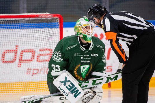 Färjestads målvakt Maxime Lagacé och Linjedomare Mathias