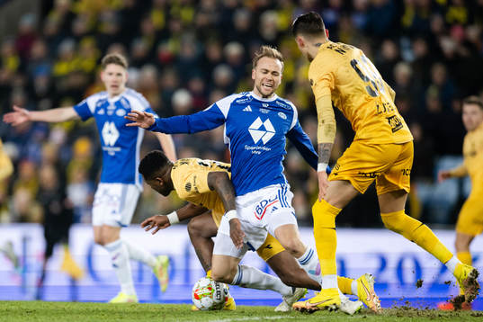 Pemi Moumbagna Faris of Bodø/Glimt and Martin Ellingsen of