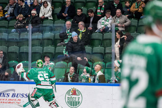 Rögles målvakt Christoffer Rifalk kastar upp en puck till