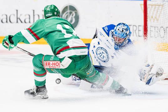 Rögles Simon Zether och Leksands målvakt Filip Larsson