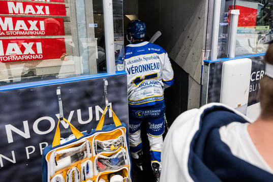 Leksands Max Veronneau lämnar båset