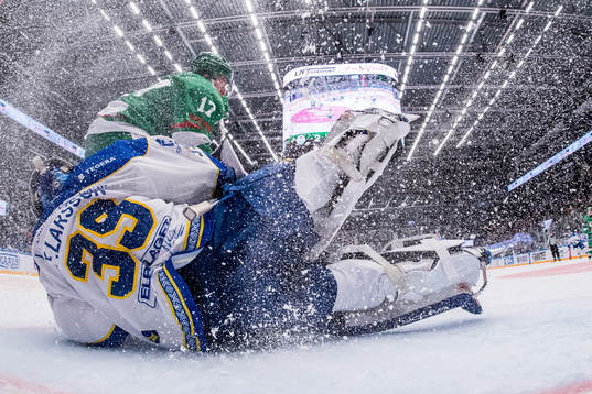 Rögles Simon Zether  och Leksands målvakt Filip Larsson