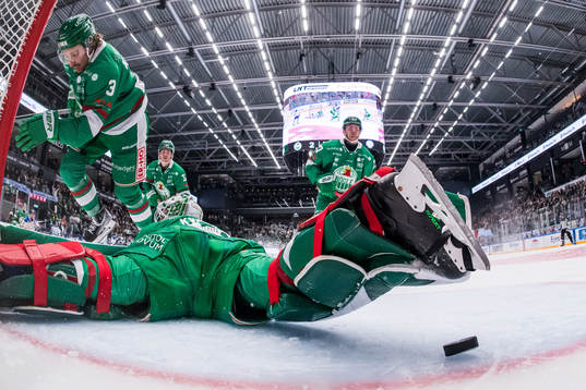 Rögles Michael Kapla och målvakt Christoffer Rifalk deppar