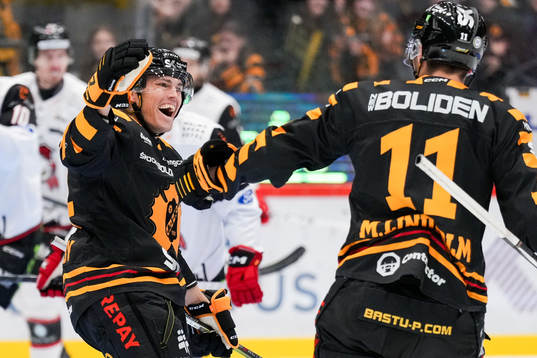 Skellefteås Andreas Johnson jublar