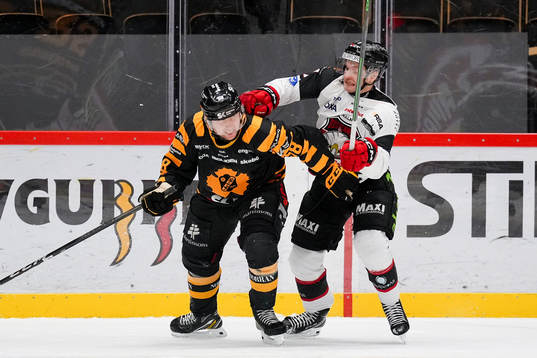 Skellefteås Oskar Nilsson och Malmö Redhawks Johan