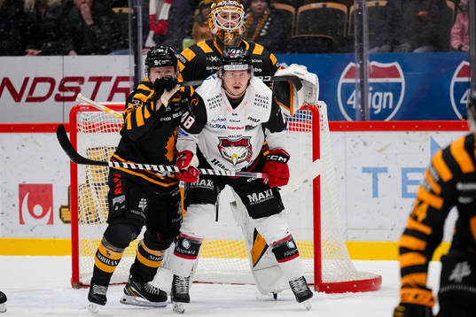 Skellefteås Oskar Nilsson och målvakt Linus Söderström