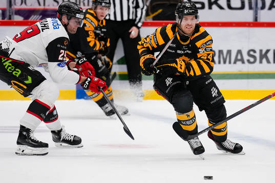 Skellefteås Oscar Lindberg och Malmö Redhawks Kim Rosdahl