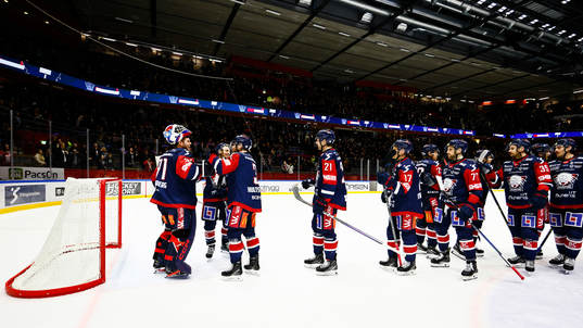 Linköpings spelare tackar målvakt Jesper Myrenberg