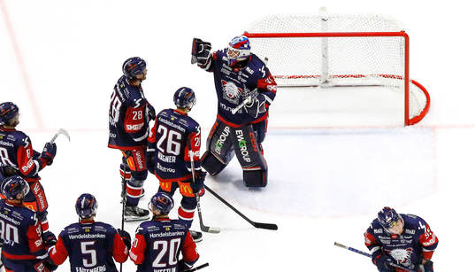 Linköpings spelare tackar målvakt Jesper Myrenberg