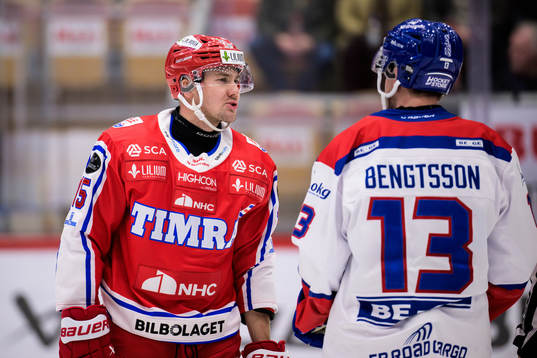 Timrås Panu Mieho i samtal med Oskarshamns Rasmus Bengtsson