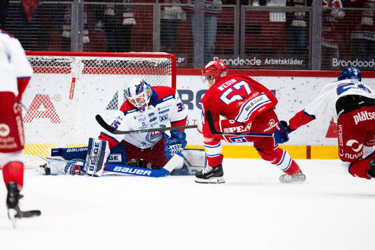 Oskarshamns målvakt Emil Kruse och Timrås Anton Wedin