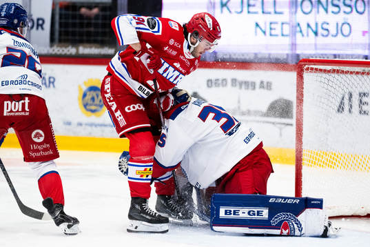 Timrås Magnus Pääjärvi och Oskarshamns målvakt Emil
