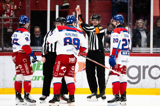 Domaren visar hög klubba