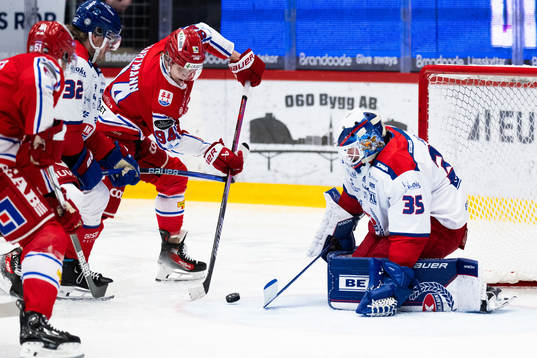 Timrås Sebastian Hartmann och Oskarshamns målvakt Emil