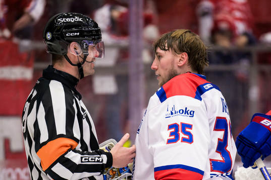 Oskarshamns målvakt Emil Kruse reagerar på domslut