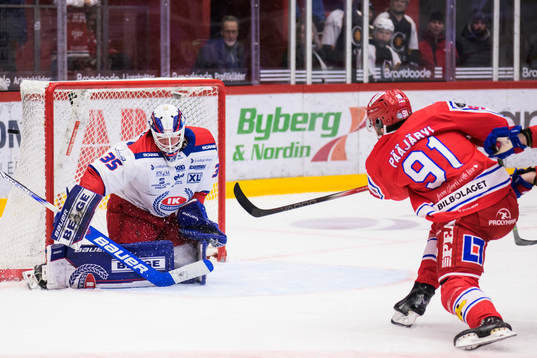 Timrås Magnus Pääjärvi och Oskarshamns målvakt Emil