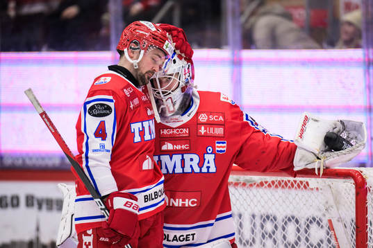 Timrås Tim Erixon och målvakt Tim Juel jublar